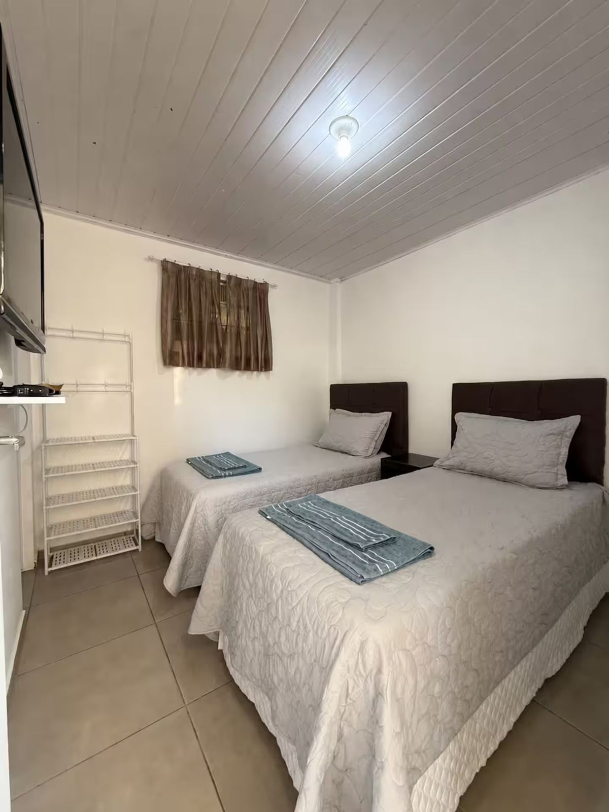 Quarto com duas camas de solteiro, Estúdio 02 no Centro, Campos Novos